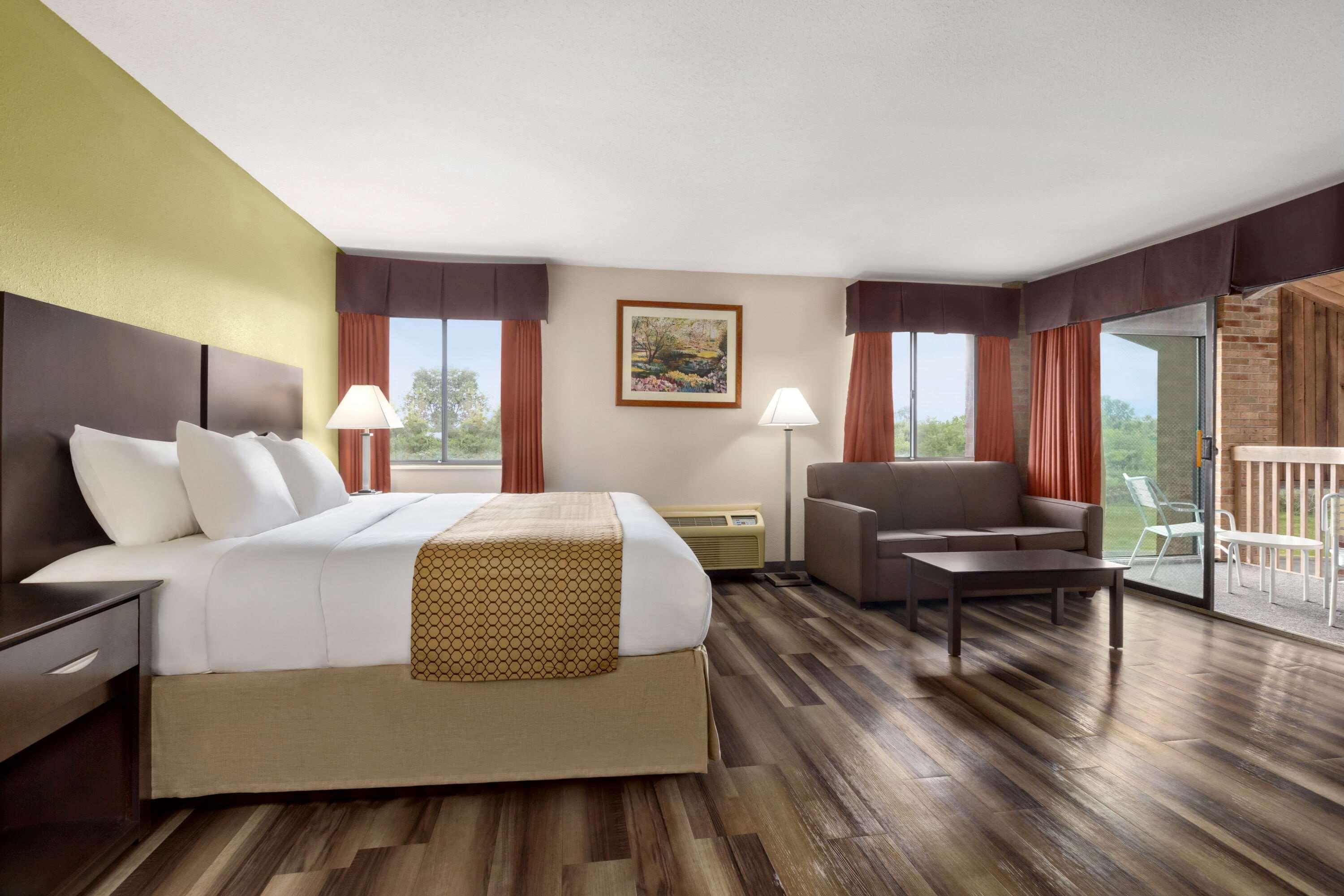 Baymont By Wyndham Monroe Hotel Buitenkant foto