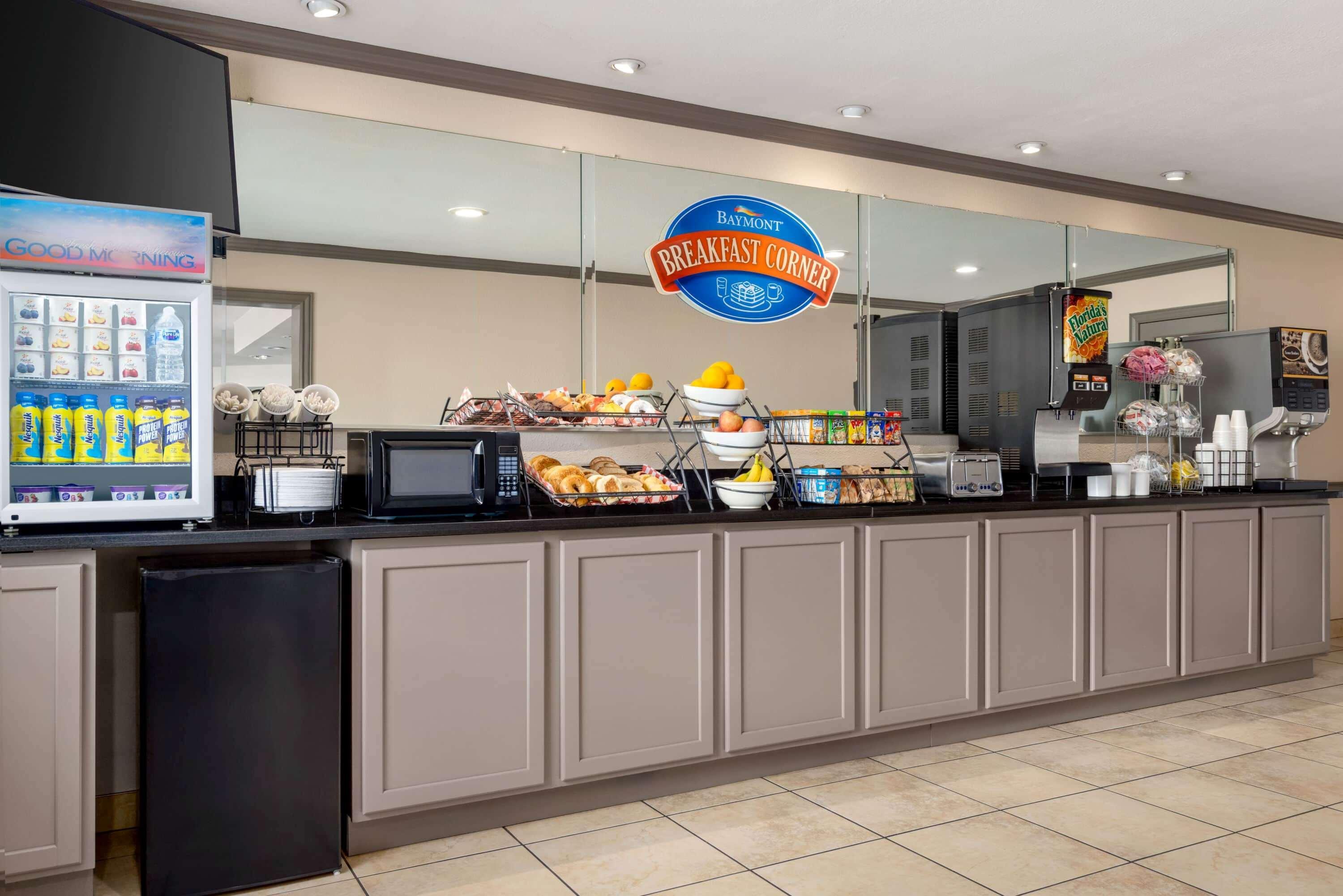 Baymont By Wyndham Monroe Hotel Buitenkant foto